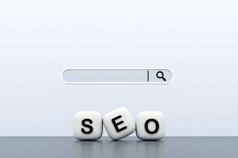 Dadi con scritto seo cu sfondo con barra di ricerca per rappresentare la seo per ai overview
