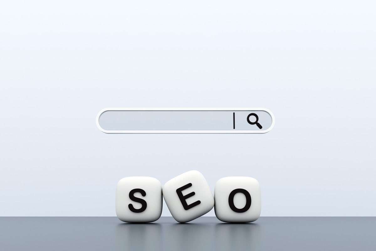 Seo per ai overview: da ranking a fonte autorevole 1 Dadi con scritto seo cu sfondo con barra di ricerca per rappresentare la seo per ai overview