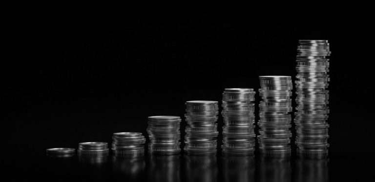 Pila di monete crescenti per rappresentare la crescita economica dell’affiliate marketing