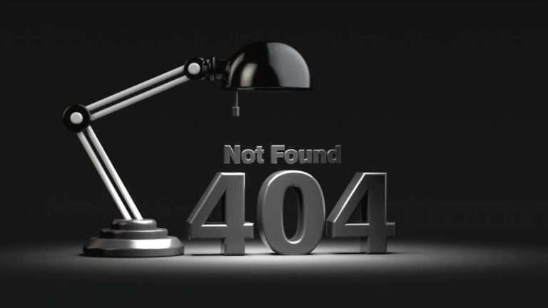 Scritta 3d 404 not found illuminato da una lampada da ufficio