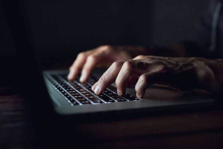 Mani che scrivono articoli sponsorizzati