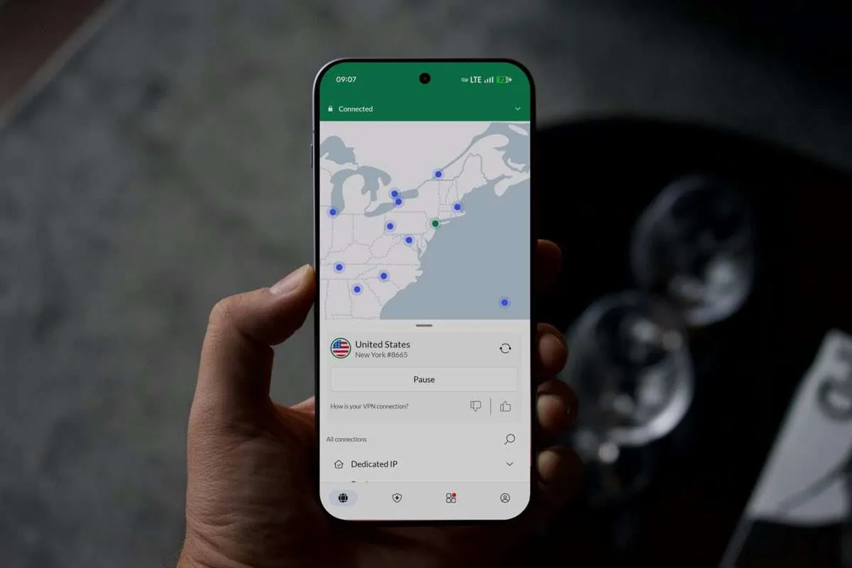 Foto di un telefono con mappa dei server di nord vpn
