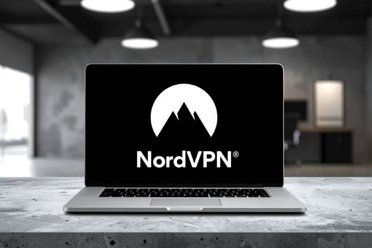 Laptop su marmo con logo nordvpn su schermo