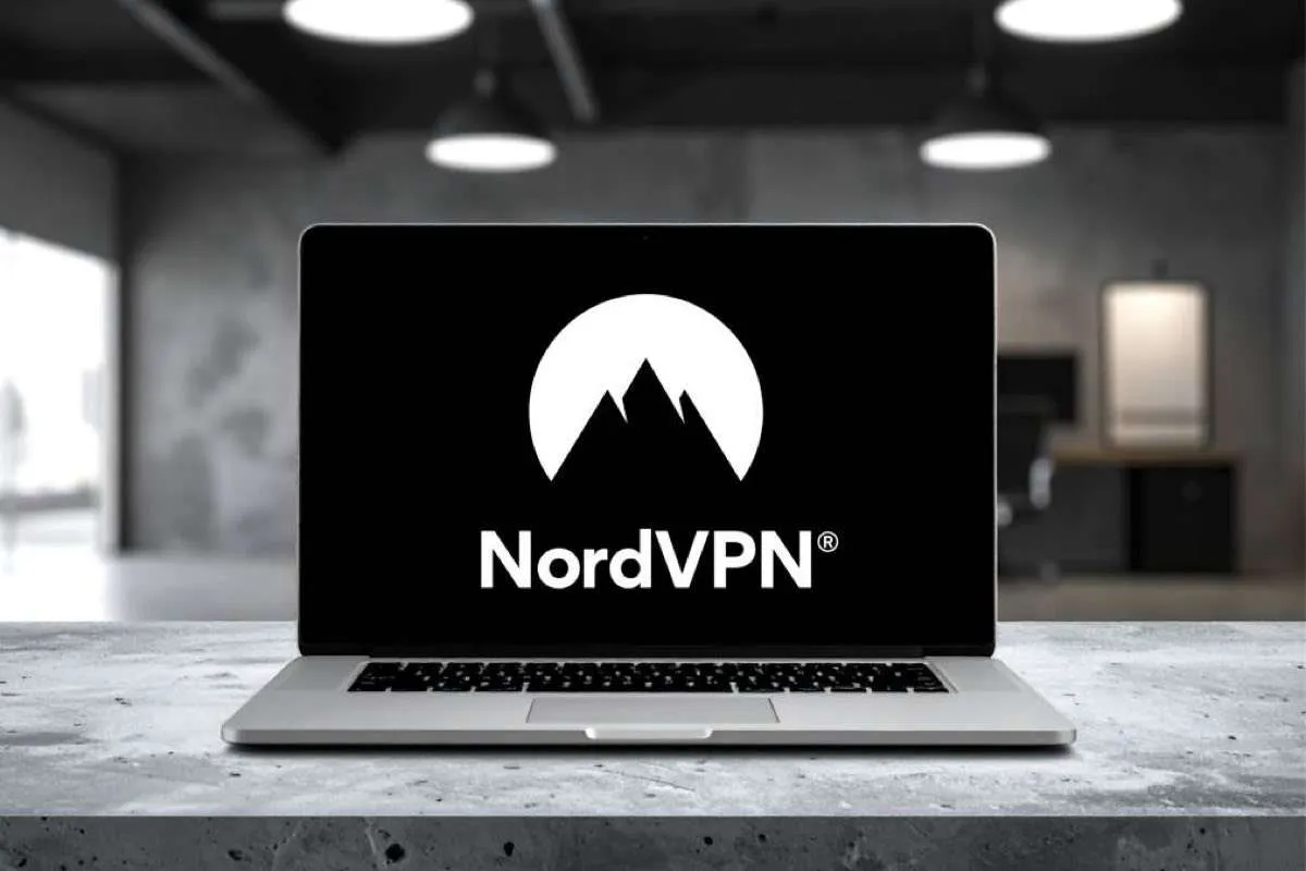 Laptop su marmo con logo nordvpn su schermo
