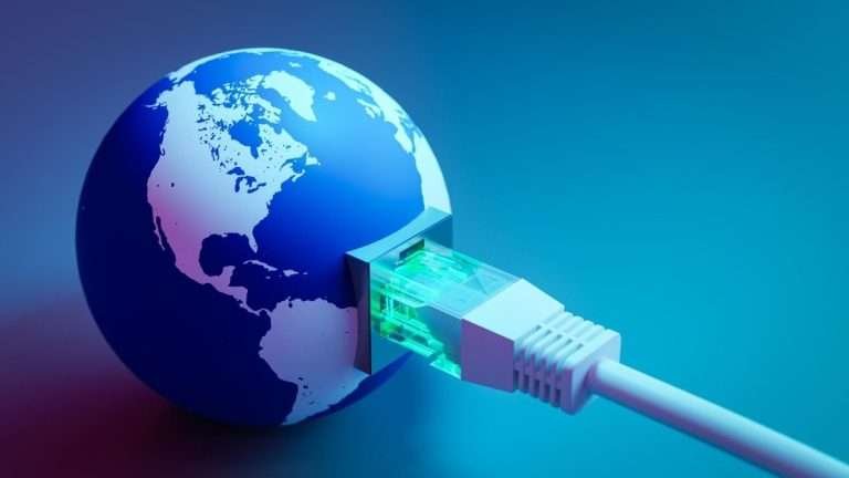 Mappamondo con un cavo internet connesso con luce verde che testa i migliori speed test